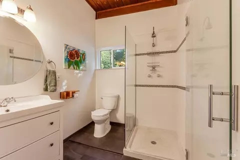 Bath - 17197 Fitzpatrick Ln, Occidental, CA 95465 photo 1 of 2