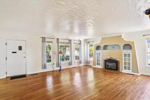 Living - 853 Benicia Rd, Vallejo, CA 94591 photo 2 of 4