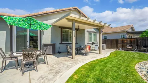 Exterior - 570 Syracuse Ln, Dixon, CA 95620 photo 6 of 12