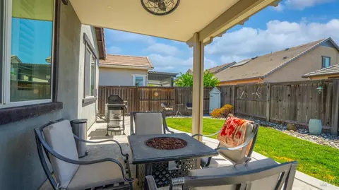 Exterior - 570 Syracuse Ln, Dixon, CA 95620 photo 8 of 12