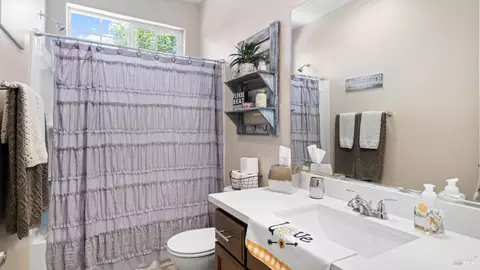 Bath - 570 Syracuse Ln, Dixon, CA 95620 photo 1 of 2