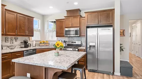 Kitchen - 570 Syracuse Ln, Dixon, CA 95620 photo 1 of 4