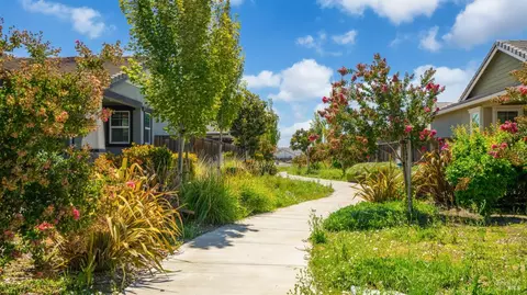 Exterior - 570 Syracuse Ln, Dixon, CA 95620 photo 3 of 12