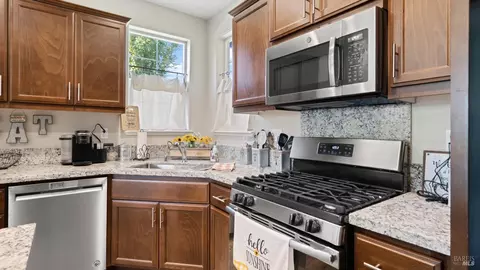 Kitchen - 570 Syracuse Ln, Dixon, CA 95620 photo 3 of 4