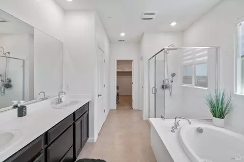 Entry Way - 2393 Sheldon Dr, Fairfield, CA 94533 photo 10 of 12