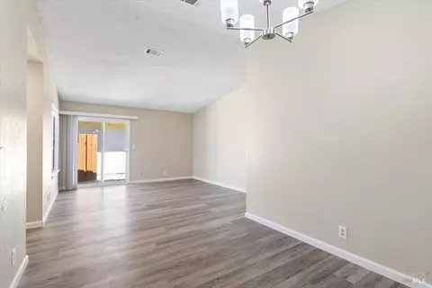 Living - 987 Daniel St, Fairfield, CA 94533 photo 3 of 3