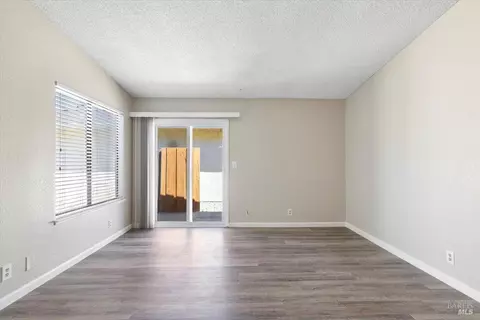 Living - 987 Daniel St, Fairfield, CA 94533 photo 1 of 3