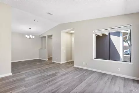 Living - 987 Daniel St, Fairfield, CA 94533 photo 2 of 3