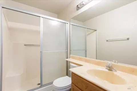 Bath - 987 Daniel St, Fairfield, CA 94533 photo 2 of 2