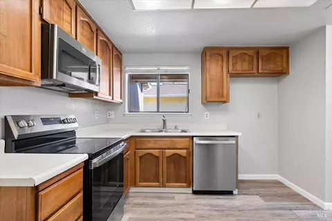 Kitchen - 987 Daniel St, Fairfield, CA 94533 photo 2 of 2