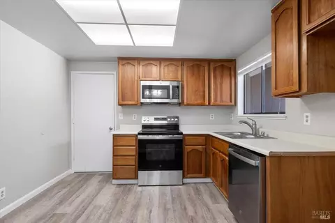 Kitchen - 987 Daniel St, Fairfield, CA 94533 photo 1 of 2