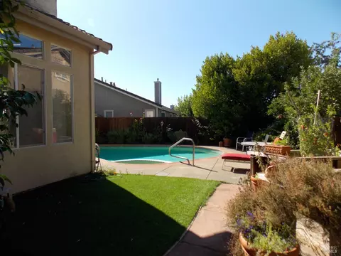 Exterior - 1349 Golf Course Dr, Windsor, CA 95492 photo 8 of 13