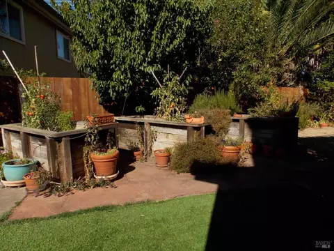 Exterior - 1349 Golf Course Dr, Windsor, CA 95492 photo 7 of 13
