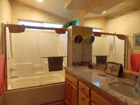 Bath - 1349 Golf Course Dr, Windsor, CA 95492 photo 4 of 5