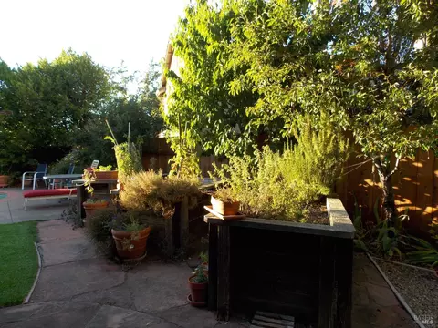 Exterior - 1349 Golf Course Dr, Windsor, CA 95492 photo 6 of 13