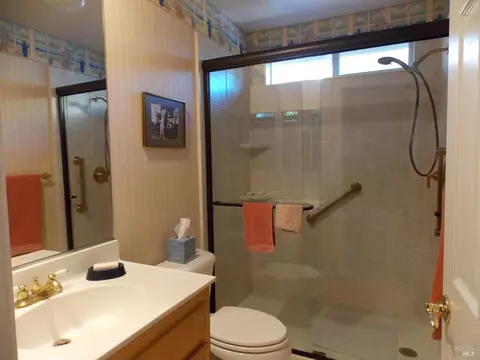 Bath - 1349 Golf Course Dr, Windsor, CA 95492 photo 3 of 5