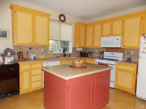 Kitchen - 1349 Golf Course Dr, Windsor, CA 95492 photo 3 of 4
