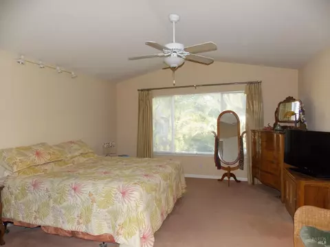 Bedroom - 1349 Golf Course Dr, Windsor, CA 95492 photo 2 of 4