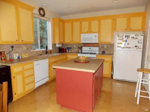 Kitchen - 1349 Golf Course Dr, Windsor, CA 95492 photo 2 of 4