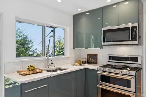 Kitchen - 404 Summit Dr, Corte Madera, CA 94925 photo 11 of 12