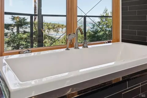 Bath - 404 Summit Dr, Corte Madera, CA 94925 photo 8 of 12