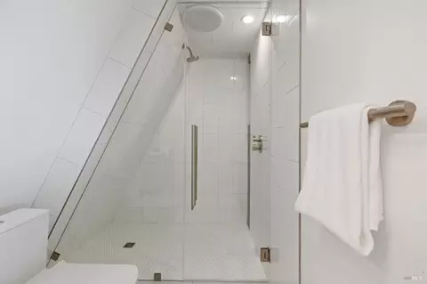 Bath - 404 Summit Dr, Corte Madera, CA 94925 photo 2 of 12