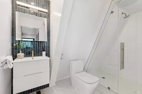 Bath - 404 Summit Dr, Corte Madera, CA 94925 photo 1 of 12