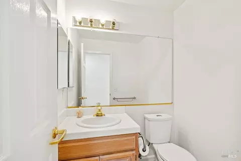 Bath - 8616 Planetree Dr, Windsor, CA 95492 photo 4 of 7