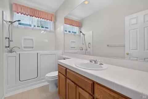 Bath - 849 Patti Page Ct, Windsor, CA 95492 photo 4 of 7