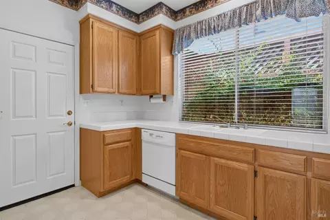 Kitchen - 849 Patti Page Ct, Windsor, CA 95492 photo 6 of 9