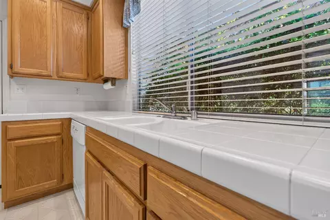 Kitchen - 849 Patti Page Ct, Windsor, CA 95492 photo 7 of 9
