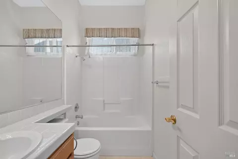 Bath - 849 Patti Page Ct, Windsor, CA 95492 photo 3 of 7