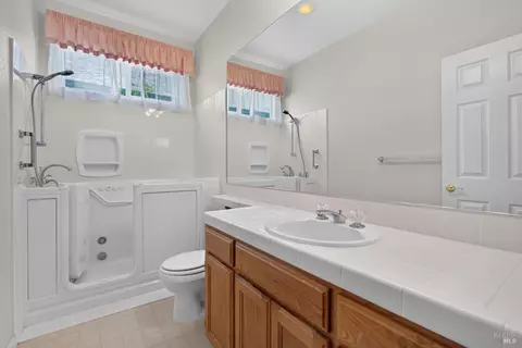Bath - 849 Patti Page Ct, Windsor, CA 95492 photo 5 of 7