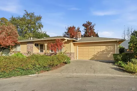 220 Cedar Cir, Healdsburg, CA 95448