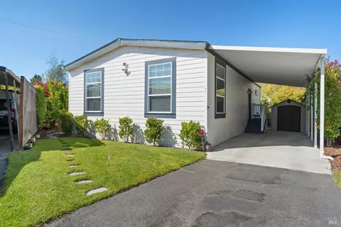 71 Candlewood Dr, Petaluma, CA 94954