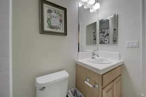 Bath - 4013 The Masters Dr, Fairfield, CA 94533 photo 3 of 3