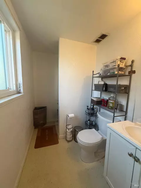 Bath - 1724 Lockwood Dr, Ukiah, CA 95482 photo 2 of 3