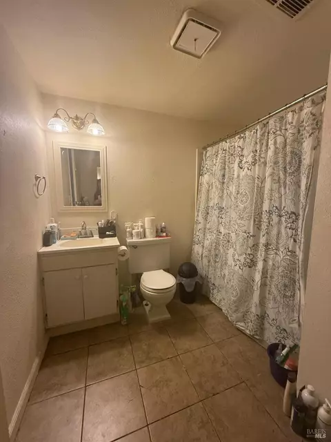 Bath - 1724 Lockwood Dr, Ukiah, CA 95482 photo 3 of 3