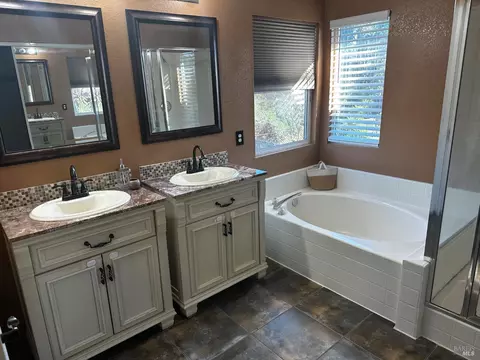 Bath - 6320 Pebble Beach Dr, Vallejo, CA 94591 photo 2 of 4