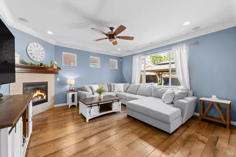 Living - 424 Cache Ct, Vacaville, CA 95688 photo 1 of 2