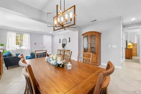 Dining - 424 Cache Ct, Vacaville, CA 95688 photo 3 of 3