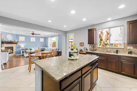 Kitchen - 424 Cache Ct, Vacaville, CA 95688 photo 5 of 6