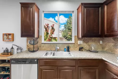 Kitchen - 424 Cache Ct, Vacaville, CA 95688 photo 4 of 6