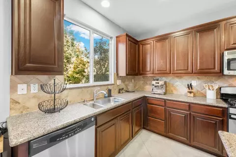 Kitchen - 424 Cache Ct, Vacaville, CA 95688 photo 3 of 6