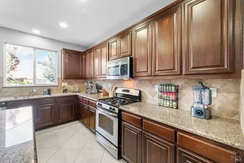 Kitchen - 424 Cache Ct, Vacaville, CA 95688 photo 6 of 6