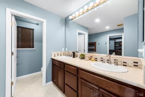 Bath - 424 Cache Ct, Vacaville, CA 95688 photo 4 of 5