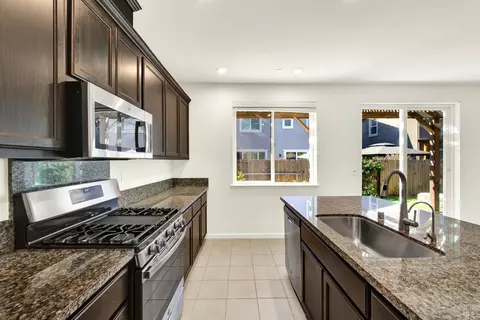 Kitchen - 314 Fruitvale Rd, Vacaville, CA 95688 photo 4 of 7