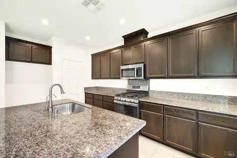 Kitchen - 314 Fruitvale Rd, Vacaville, CA 95688 photo 3 of 7