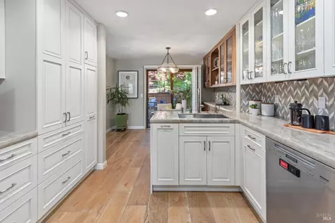Kitchen - 4 Eucalyptus Knoll St, Mill Valley, CA 94941 photo 4 of 6