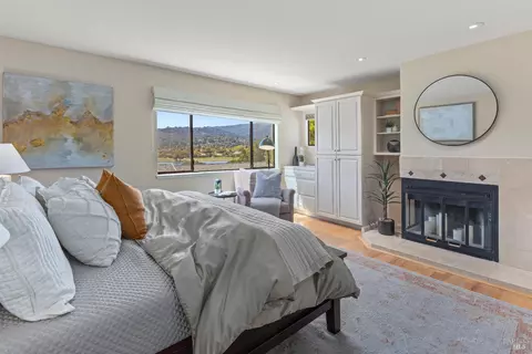 Bedroom - 4 Eucalyptus Knoll St, Mill Valley, CA 94941 photo 2 of 6
